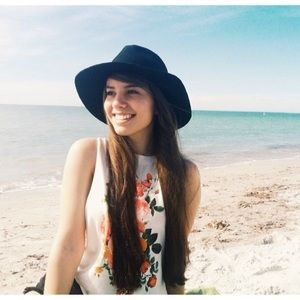 Wide brim hat